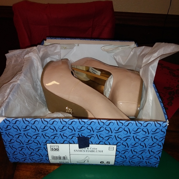 Vera Wang Shoes - Picture 2 of 3